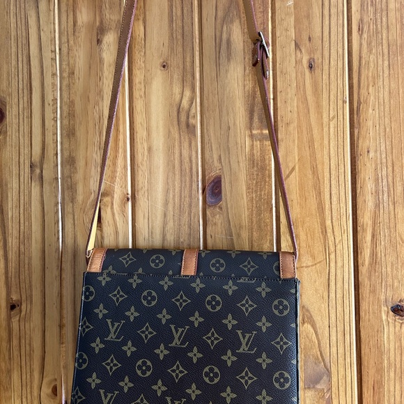 Authentic Louis Vuitton front clasp won’t shut. - Picture 5 of 10